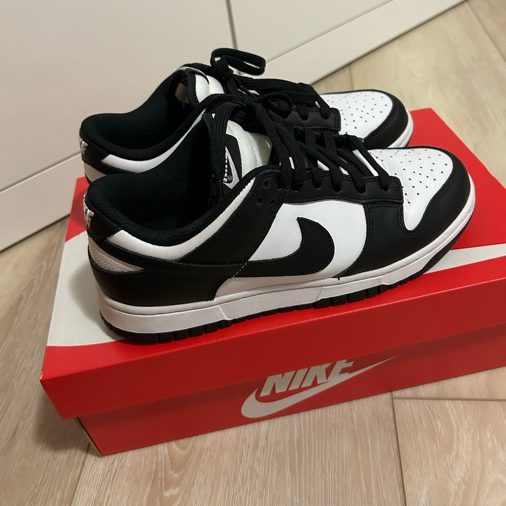 Woman Nike Low Dunk Pandas